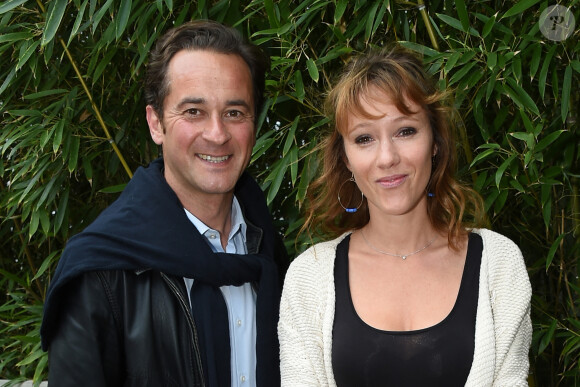 Le journaliste Nathanaël de Rincquesen et Julia Livage posant au Village pendant les Internationaux de France de tennis à Roland-Garros à Paris, le 30 mai 2017. Laurent Zabulon/ABACAPRESS