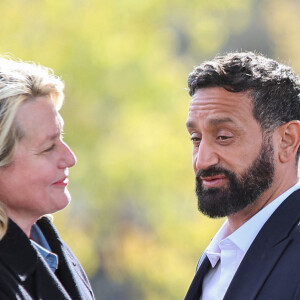 Luana Belmondo et Cyril Hanouna assistent à l'inauguration de la promenade Jean-Paul Belmondo sur le pont de Bir Hakeim, sous l'arche du viaduc de Passy à Paris, le 12 avril 2023. Nasser Berzane/ABACAPRESS.COM