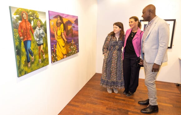 La princesse Martha Louise de Norvège et son fiancé Durek Verrett viennent au vernissage de Maud Angelica Behn (fille de Martha Louise) à Hill, Norvège le 19 octobre 2022