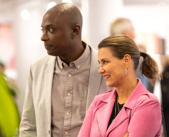 La princesse Martha Louise de Norvège et son fiancé Durek Verrett viennent au vernissage de Maud Angelica Behn (fille de Martha Louise) à Hill, Norvège le 19 octobre 2022