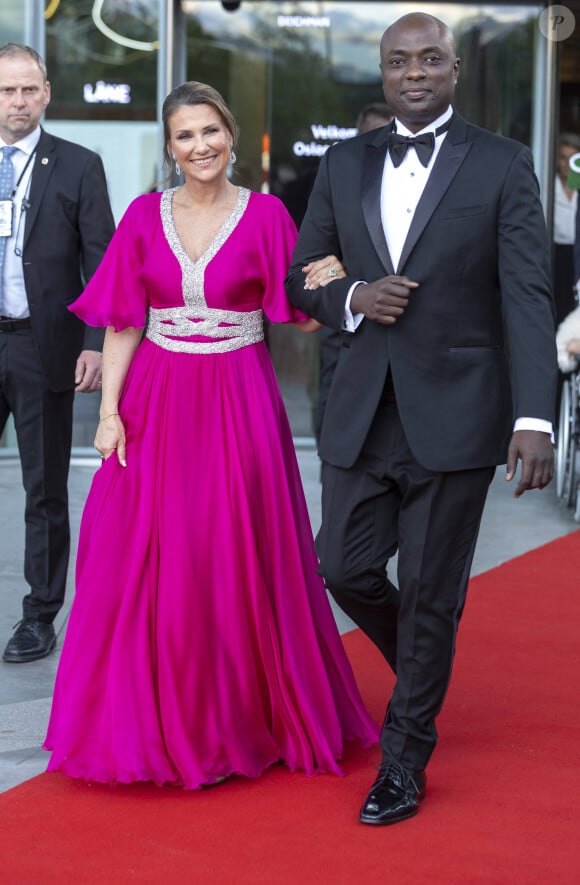 La princesse Martha Louise de Norvège avec son fiancé Durek Verrett  lors d'un dîner de gala offert par le gouvernement à la bibliothèque nationale de Oslo le 16 juin 2022