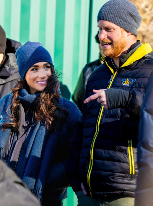 Le prince Harry fait du skeleton sous les yeux de Meghan Markle lors d'une visite au camp d'entrainement des athlètes des Invictus Games 2024 à Whistler en Colombie Britannique le 15 février 2024