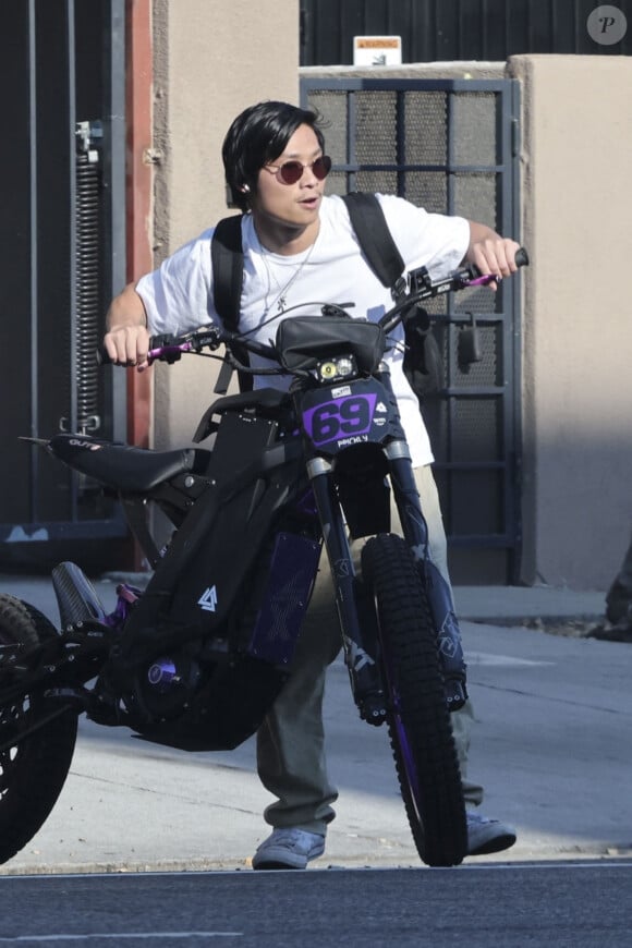 Los Angeles, CA - EXCLUSIF - Pax Jolie-Pitt a été vu en train de rouler sur son vélo électrique à Los Angeles.