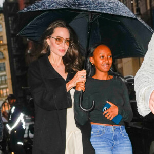 Exclusif - Angelina Jolie fait du shopping avec ses enfants Zahara et Maddox à New York, le 4 octobre 2022. 