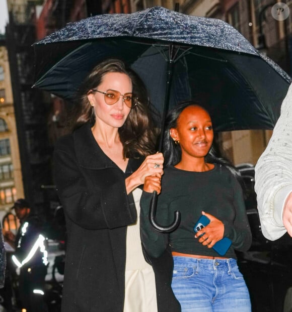 Exclusif - Angelina Jolie fait du shopping avec ses enfants Zahara et Maddox à New York, le 4 octobre 2022. 