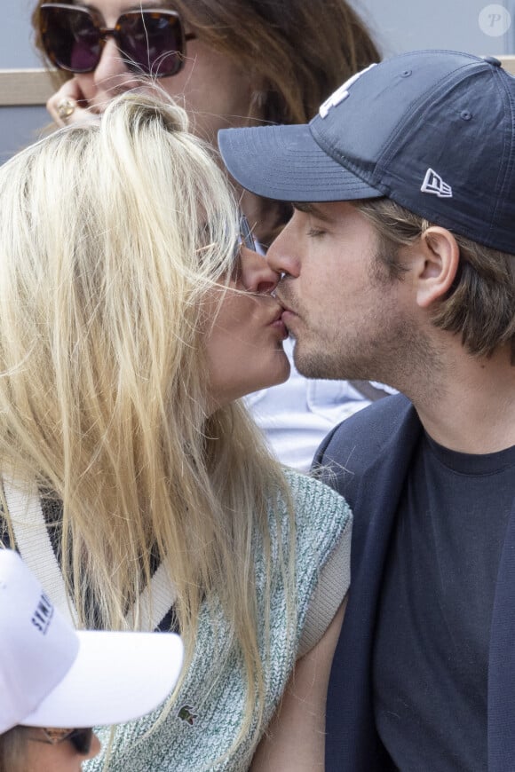 Carine Galli et son compagnon Giovanni Castaldi - Célébrités dans les tribunes des internationaux de France de Roland Garros à Paris le 31 mai 2022. © Cyril Moreau - Dominique Jacovides/Bestimage  Celebrities in the stands of the French internationals at Roland Garros in Paris on May 31, 2022. 