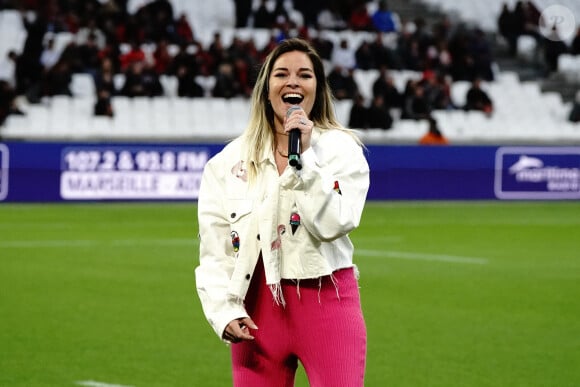 Les deux tourtereaux se sont rencontrés alors que le rugbyman disputait une rencontre et qu'elle chantait en avant-match.
Sophie Tapie lors de la 23 ème journée de championnat de rugby du TOP14 RC Toulon - Toulouse au stade vélodrome à Marseille, le 23 avril 2022