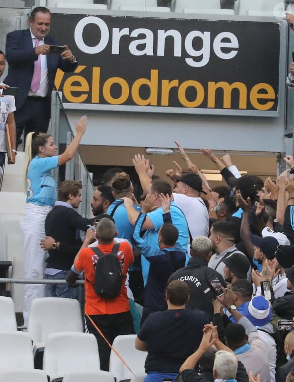 Sophie Tapie avec les supporters de l'OM à la cérémonie d'hommage à Bernard Tapie au stade Vélodrome à Marseille, France, le 7 octobre 2021.