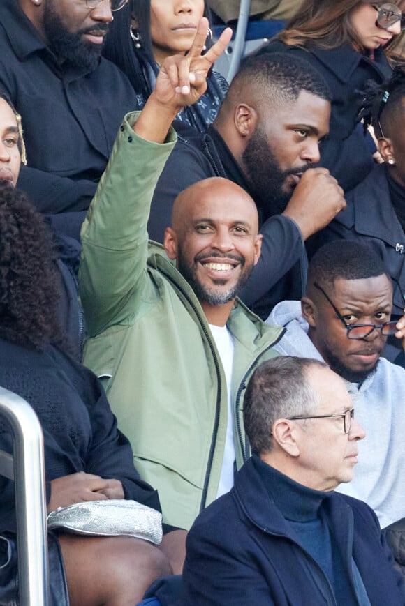 Et de conclure non sans regret : "En France, on est cantonné à nos deux heures d'EPS par semaine. Ici, les jeunes ne connaissent pas leur corps".
Joel Bouraïma Alias Coach Joe ( coach sportif de la Star Academy 10 et de la famille Kardashian) en tribune lors du match de championnat de Ligue 1 Uber Eats opposant le Paris Saint-Germain (PSG) à l'AJ Auxerre au Parc des Princes à Paris, France, le 13 novembre 2022. Le PSG a gagné 5-0. © Cyril Moreau/Bestimage 