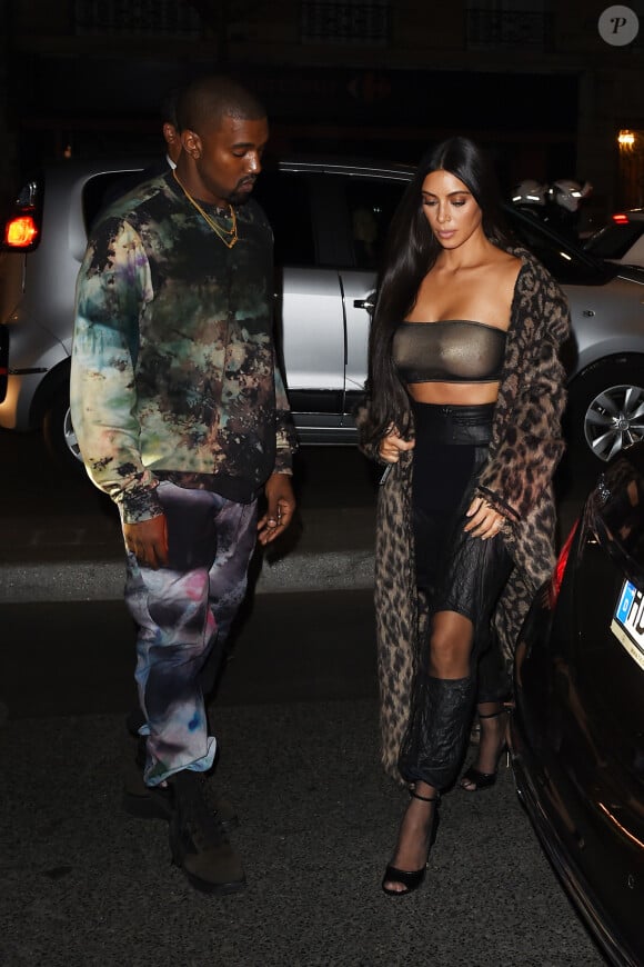 Kim Kardashian et Kanye West à la sortie du défilé "Off White" lors de la Fashion Week de Paris, le 29 septembre 2016. 