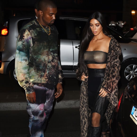 Kim Kardashian et Kanye West à la sortie du défilé "Off White" lors de la Fashion Week de Paris, le 29 septembre 2016. 