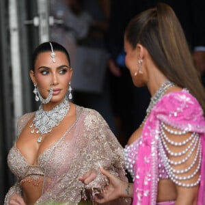 Mumai, INDE - Kim et Khloe Kardashian sont magnifiques lorsqu'elles se rendent au mariage d'Anant Ambani et de Radhika Merchant.
Sur la photo : Kim Kardashian, Khloe Kardashian