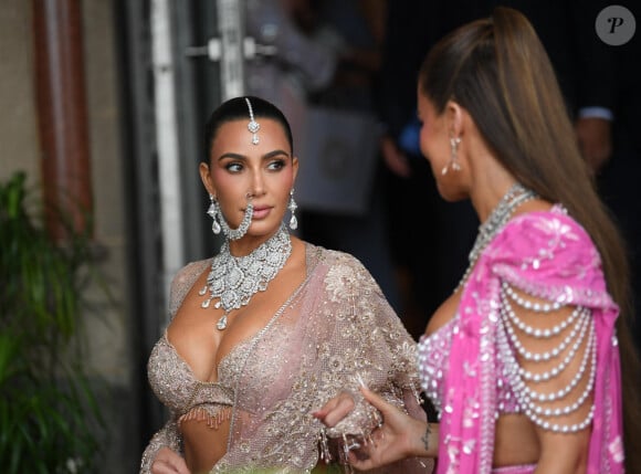 Mumai, INDE - Kim et Khloe Kardashian sont magnifiques lorsqu'elles se rendent au mariage d'Anant Ambani et de Radhika Merchant.
Sur la photo : Kim Kardashian, Khloe Kardashian