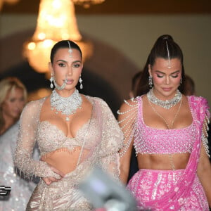 Mumai, INDE - Kim et Khloe Kardashian sont magnifiques lorsqu'elles se rendent au mariage d'Anant Ambani et de Radhika Merchant. Sur la photo : Kim Kardashian, Khloe Kardashian