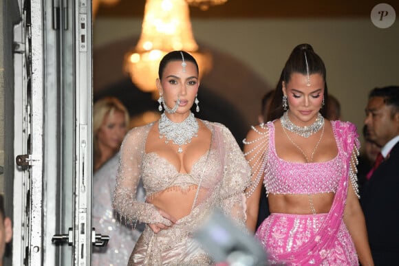 Mumai, INDE - Kim et Khloe Kardashian sont magnifiques lorsqu'elles se rendent au mariage d'Anant Ambani et de Radhika Merchant. Sur la photo : Kim Kardashian, Khloe Kardashian