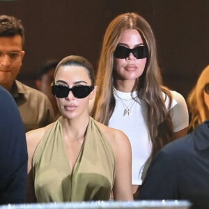 Mumbai, INDE - Kim Kardashian et sa soeur Khloe arrivent à Mumbai pour assister au mariage du fils du milliardaire indien Mukesh Ambani, Anant Ambani.
Sur la photo : Kim Kardashian, Khloé Kardashian