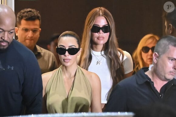 Mumbai, INDE - Kim Kardashian et sa soeur Khloe arrivent à Mumbai pour assister au mariage du fils du milliardaire indien Mukesh Ambani, Anant Ambani.
Sur la photo : Kim Kardashian, Khloé Kardashian