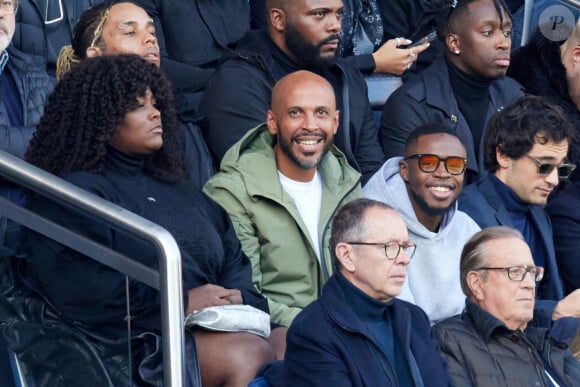 La chanteuse Yseult et Joel Bouraïma Alias Coach Joe ( coach sportif de la Star Academy 10 et de la famille Kardashian) en tribune lors du match de championnat de Ligue 1 Uber Eats opposant le Paris Saint-Germain (PSG) à l'AJ Auxerre au Parc des Princes à Paris, France, le 13 novembre 2022. Le PSG a gagné 5-0. © Cyril Moreau/Bestimage 