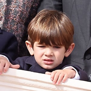 Ce dernier a bien grandi
Raphaël Elmaleh, Charlotte Casiraghi, Dimitri Rassam et leur fils Balthazar Rassam - La famille princière au balcon du palais lors de la Fête Nationale de la principauté de Monaco le 19 novembre 2022. © Dominique Jacovides / Bruno Bebert / Bestimage 