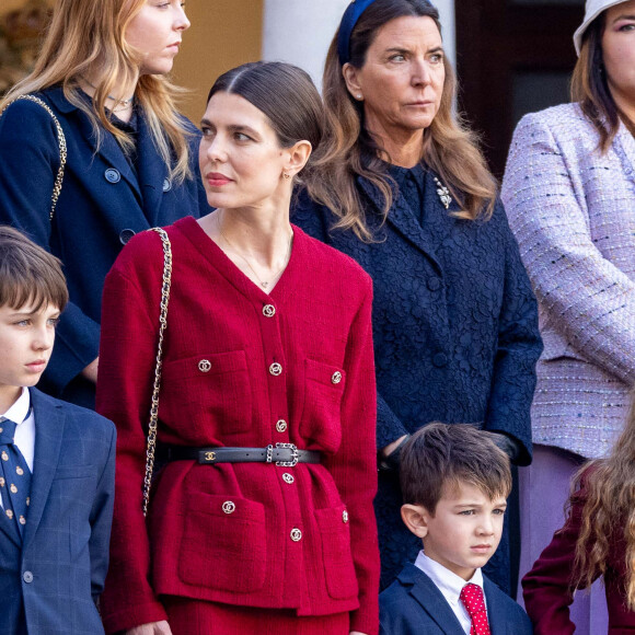 Mais font du bien-être de leur fils Balthazar leur priorité
Beatrice Borromeo et ses enfants Stefano et Francesco, Charlotte Casiraghi et ses fils Raphael Elmaleh et Balthazard Rassam, Tatiana Santo Domingo, son mari Andrea Casiraghi et leurs enfants India, Maximilian et Sacha - La famille princière monégasque dans la cour d'honneur du palais lors de la la fête nationale à Monaco, le 19 novembre 2023. La famille princière monégasque assiste à la prise d'armes, puis à la cérémonie de remise des médailles et à un défilé militaire sur la place du palais princier. © Olivier Huitel / Pool Monaco / Bestimage 
