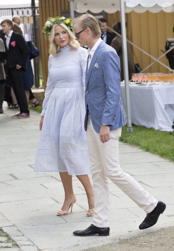 La princesse Mette Marit et Marius Borg Hoiby lors de la garden party du jubilé des 25 ans de règne du roi Harald de Norvège à Trondheim le 23 juin 2016