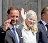 Né d'une relation précédente, Marius Borg Høiby n'est pas le fils du prince héritier de Norvège, Haakon Magnus.
Le prince Haakon, la princesse Mette-Marit et Marius Borg Hoiby lors du jubilé des 25 ans de règne du roi Harald de Norvège à Trondheim, le 23 juin 2016.