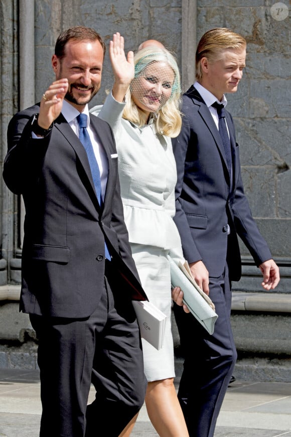 Né d'une relation précédente, Marius Borg Høiby n'est pas le fils du prince héritier de Norvège, Haakon Magnus.
Le prince Haakon, la princesse Mette-Marit et Marius Borg Hoiby lors du jubilé des 25 ans de règne du roi Harald de Norvège à Trondheim, le 23 juin 2016.