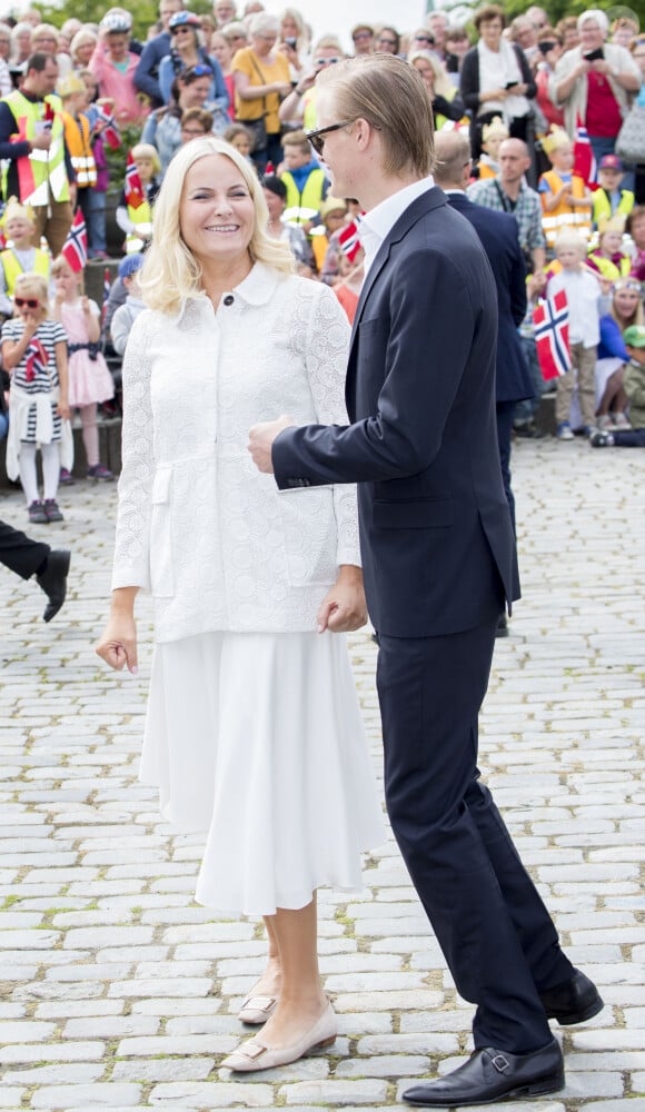 La princesse Mette-Marit, son fils Marius Borg Hoiby lors du jubilé de 25 ans de règne du roi Harald de Norvège à Trondheim, le 23 juin 2016