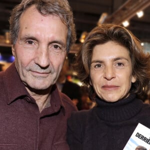 Avant de retrouver le chemin du travail, Anne Nivat et Jean-Jacques Bourdin profitent encore un peu de leurs vacances. 
Anne Nivat et son mari Jean-Jacques Bourdin - Salon du livre à la porte de Versailles à Paris. © Cédric Perrin/Bestimage