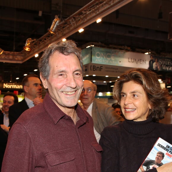 Car prochainement, Jean-Jacques Bourdin retrouvera Sud Radio où il anime un programme politique. 
Jean-Jacques Bourdin et sa femme Anne Nivat lors du salon du livre de Paris le 17 Mars 2018 à la Porte de Versailles de Paris. © Denis Guignebourg/Bestimage