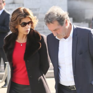 Sur Instagram, une rare photo de leur duo amoureux a été dévoilée.
Jean-Jacques Bourdin et sa femme Anne Nivat - Obsèques de Jean-Noël Tassez, le compagnon de Charlotte Rampling, au crématorium du cimetière du Père-Lachaise à Paris, le 9 octobre 2015.