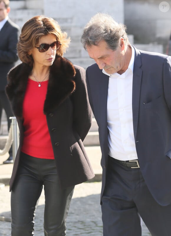 Sur Instagram, une rare photo de leur duo amoureux a été dévoilée.
Jean-Jacques Bourdin et sa femme Anne Nivat - Obsèques de Jean-Noël Tassez, le compagnon de Charlotte Rampling, au crématorium du cimetière du Père-Lachaise à Paris, le 9 octobre 2015.