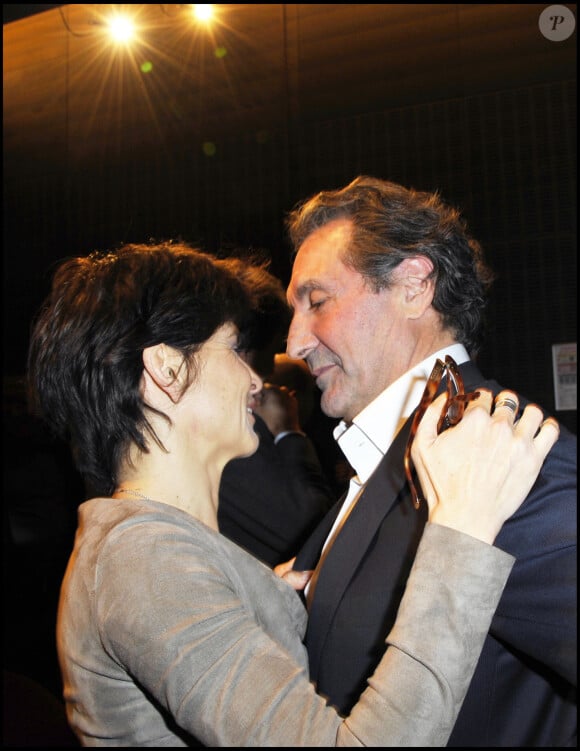 JEAN JACQUES BOURDIN ET SA FEMME ANNE NIVAT - REMISE DU "PRIX PHILIPPE CALONI" DU MEILLEUR INTERVIEWER 2010 REMIS A JEAN JACQUES BOURDIN A LA SCAM A PARIS