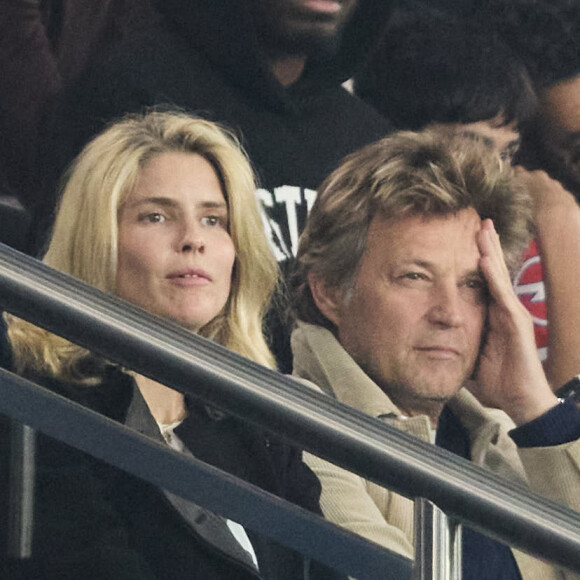 Mais le couple a tout de même réussi à retrouver son petit coin de paradis avec les enfants 
Alice Taglioni et son compagnon Laurent Delahousse - Célébrités dans les tribunes de la demi-finale retour de Ligue des champions entre le PSG face au Borussia Dortmund (0-1) au Parc des Princes à Paris le 7 mai 2024. © Cyril Moreau/Bestimage