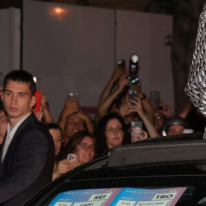 Céline Dion en tenue Dior crée un mouvement de foule en sortant par le toit de sa voiture de son hôtel à Paris, suivie par ses fans, New York City, NY, USA le 25 juillet 2024. Photo par Splash News/ABACAPRESS.COM