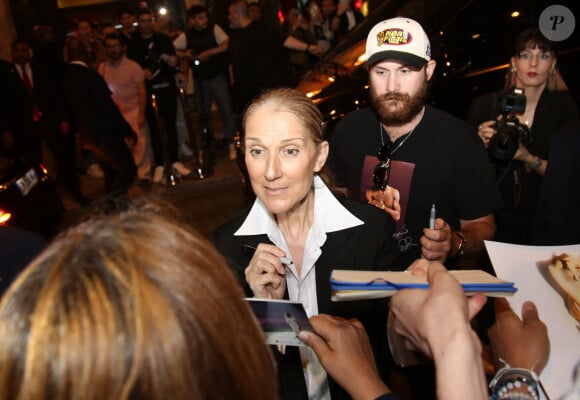 Céline Dion, entourée de son fils René-Charles, est entourée de fans alors qu'elle quitte son hôtel à Paris, France, le 23 juillet 2024. Photo par Jasmine Aissaoui/INSTARimages/ABACAPRESS.COM