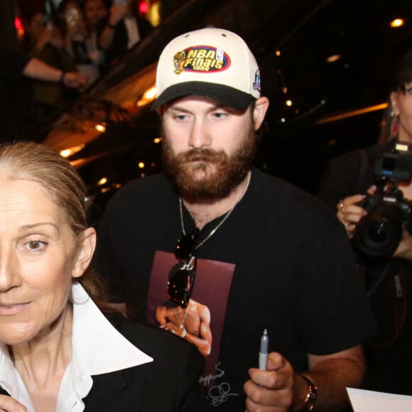 Céline Dion, entourée de son fils René-Charles, est entourée de fans alors qu'elle quitte son hôtel à Paris, France, le 23 juillet 2024. Photo par Jasmine Aissaoui/INSTARimages/ABACAPRESS.COM