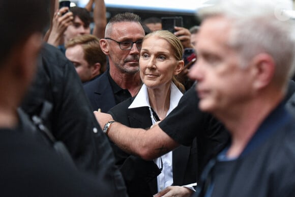 La chanteuse canadienne Céline Dion rencontre ses fans devant son hôtel à Paris, France, le 23 juillet 2024. Céline Dion est à Paris pour les Jeux Olympiques. Photo par ABACAPRESS.COM