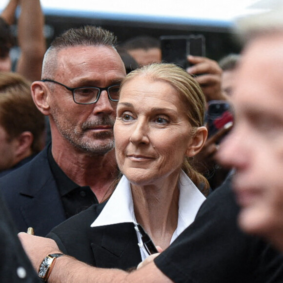 La chanteuse canadienne Céline Dion rencontre ses fans devant son hôtel à Paris, France, le 23 juillet 2024. Céline Dion est à Paris pour les Jeux Olympiques. Photo par ABACAPRESS.COM