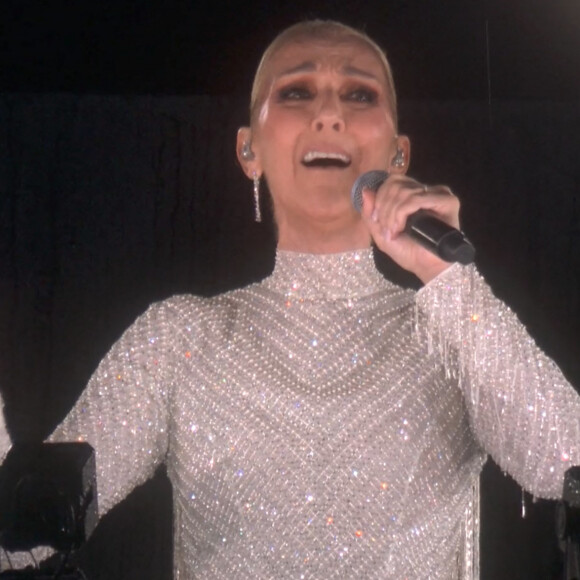 Depuis la cérémonie d'ouvertuer des JO de Paris, Céline Dion est toujours sur un petit nuage
Celine Dion chante depuis le premier étage de la Tour Eiffel, L'hymne à l'amour, d'Édith Piaf - Cérémonie d'ouverture des Jeux Olympiques (JO) de Paris 2024. © Capture France TV via Bestimage 
