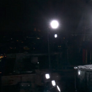 Celine Dion chante depuis le premier étage de la Tour Eiffel, L'hymne à l'amour, d'Édith Piaf - Cérémonie d'ouverture des Jeux Olympiques (JO) de Paris 2024. © Capture France TV via Bestimage 
