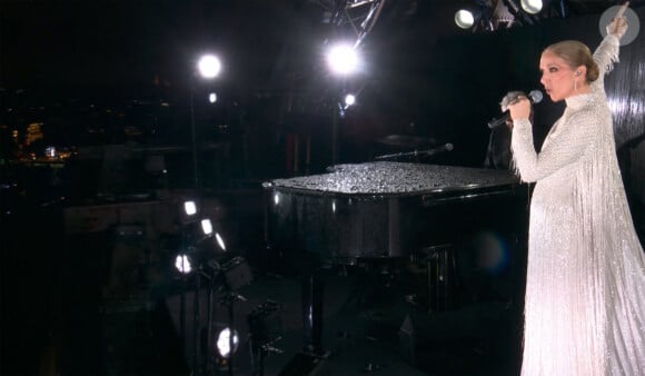 Celine Dion chante depuis le premier étage de la Tour Eiffel, L'hymne à l'amour, d'Édith Piaf - Cérémonie d'ouverture des Jeux Olympiques (JO) de Paris 2024. © Capture France TV via Bestimage 