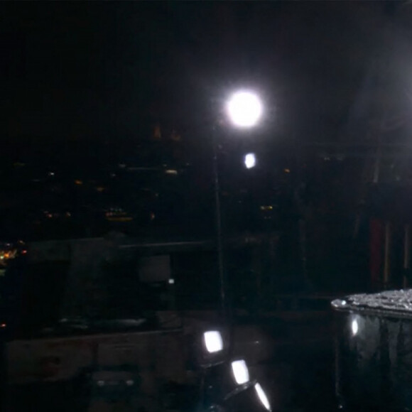 Celine Dion chante depuis le premier étage de la Tour Eiffel, L'hymne à l'amour, d'Édith Piaf - Cérémonie d'ouverture des Jeux Olympiques (JO) de Paris 2024. © Capture France TV via Bestimage 