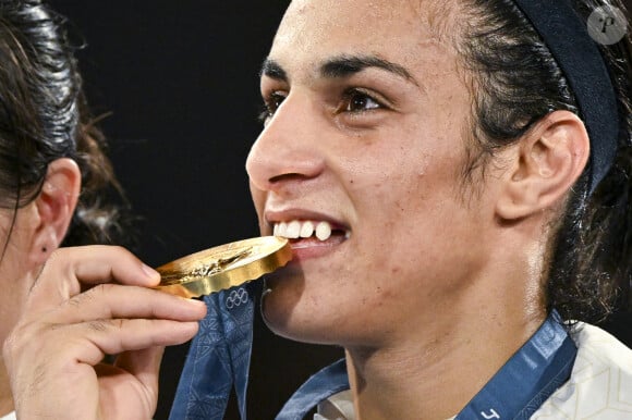 La boxeuse leur a répondu de la meilleure des façon en. dévoilant une vidéo d'elle totalement métamorphosée sur Instagram
Imane Khelif devient championne olympique en -66 kg aux JO de Paris 2024, le 9 aout 2024. L'Algérienne Imane Khelif, dont la féminité a été remise en question, devient championne olympique en - 66 kg, en battant la Chinoise Y.Liu, en finale aux Jeux Olympiques de Paris2024 (JO), le 9 août 2024. © Jacovides-Perusseau / Bestimage