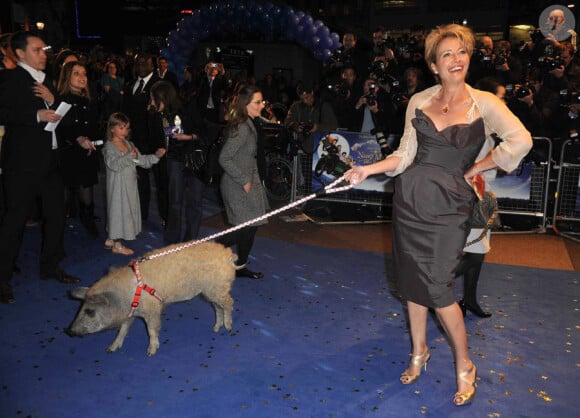 Emma Thompson et un joli cochon lors de la première à Londres le 24 mars de Nanny McPhee et le big bang