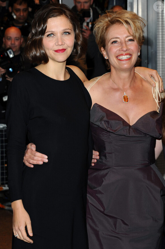 Maggie Gyllenhaal et Emma Thompson lors de la première à Londres le 24 mars de Nanny McPhee et le big bang