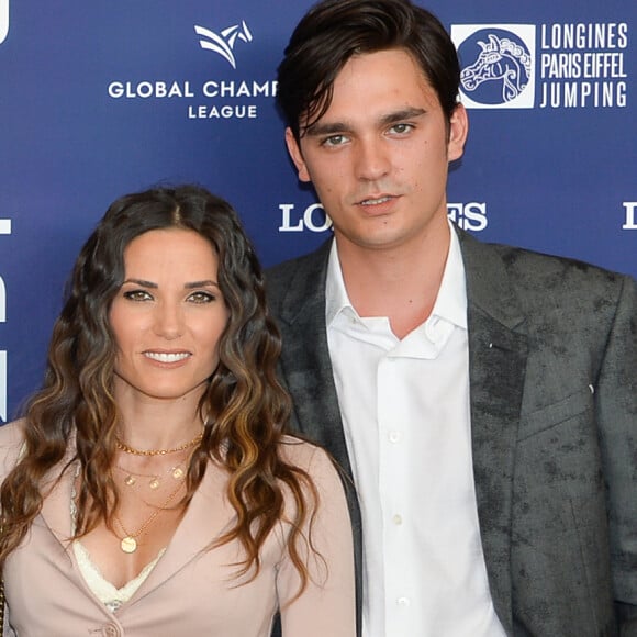 En couple avec Alain-Fabien Delon deux ans, Capucine Anav a partagé la vie du clan Delon
Exclusif - Alain-Fabien Delon et sa compagne Capucine Anav - Photocall du dîner - Longines Paris Eiffel Jumping au Champ de Mars à Paris, France