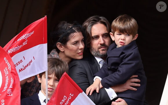 Raphaël Elmaleh, Charlotte Casiraghi, Dimitri Rassam et leur fils Balthazar Rassam au balcon du palais lors de la Fête Nationale de la principauté de Monaco le 19 novembre 2022. © Dominique Jacovides / Bruno Bebert / Bestimage