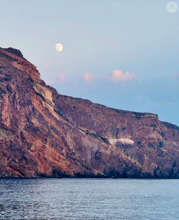 Le séjour de Dimitri Rassam chez sa mère Carole Bouquet, sur l'île de Pantelleria, en Italie. Crédit : Instagram