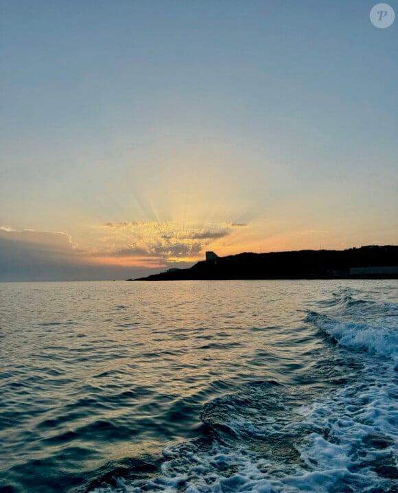 Sur Instagram, le producteur du "Comte de Monte-Cristo" a partagé des clichés de son séjour idyllique.
Le séjour de Dimitri Rassam chez sa mère Carole Bouquet, sur l'île de Pantelleria, en Italie. Crédit : Instagram